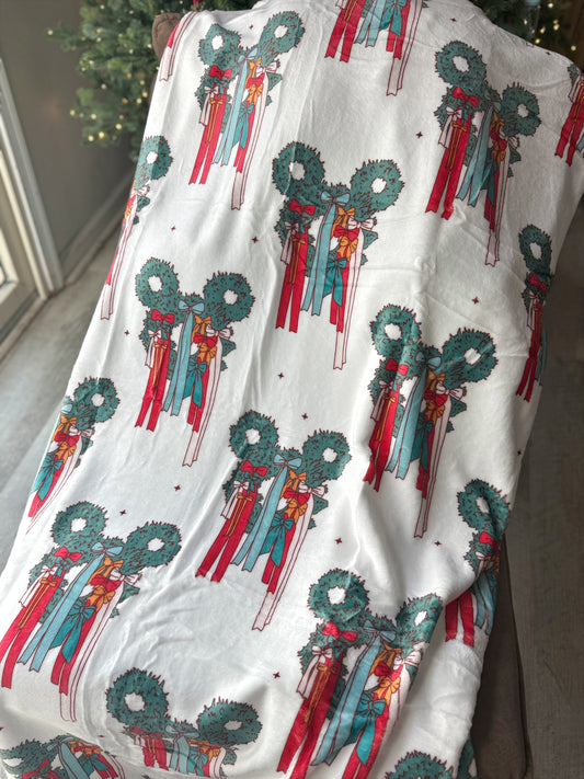 READY TO SHIP - MOUSE WREATH WITH TRADITIONAL COLOR WHITE BACKGROUND - MINKY BLANKET 50x60"